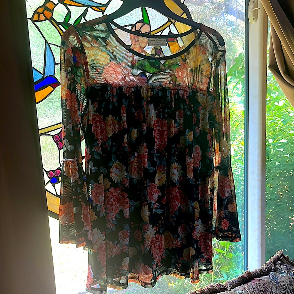 BRAND-NEW NEVER BEEN WORN BEAUTIFUL  flowered thin blouse